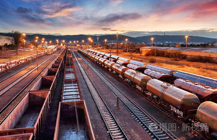 集装箱货物列车进站,货物铁路运输照片-正版商用图片2kb
