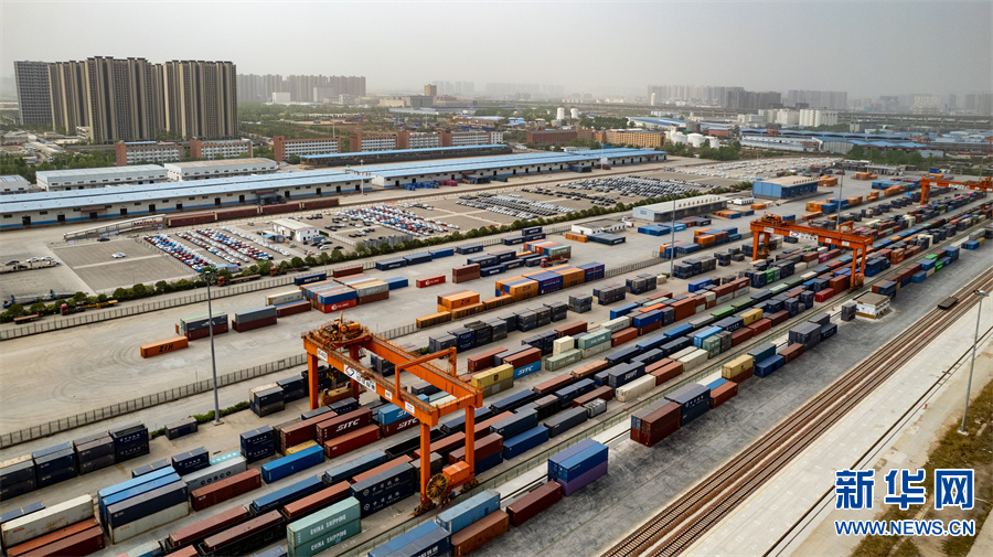 河南郑州:商品汽车铁路运输忙