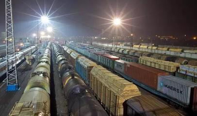 中欧班列创新升级 首趟运贸一体化回程班列启程，中俄企业共绘铁路运输新蓝图